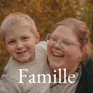Portrait naturel d'une famille en balade automnale à Auxerre, photographie lifestyle