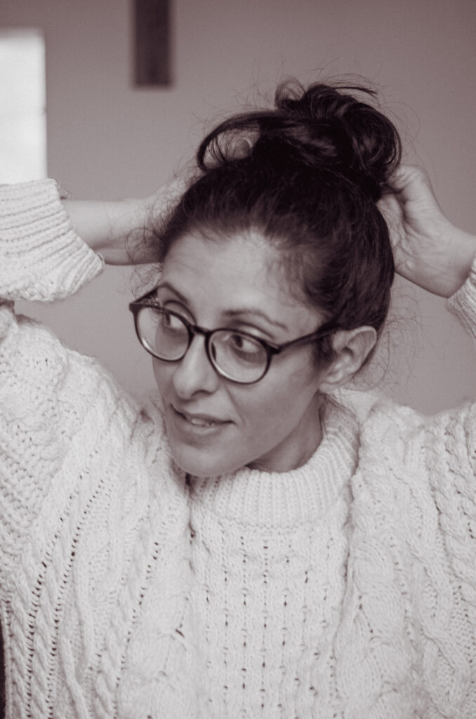 Portrait noir et blanc de la photographe Tiffany B Photographie. Photographe pour les familles dans l'Yonne.