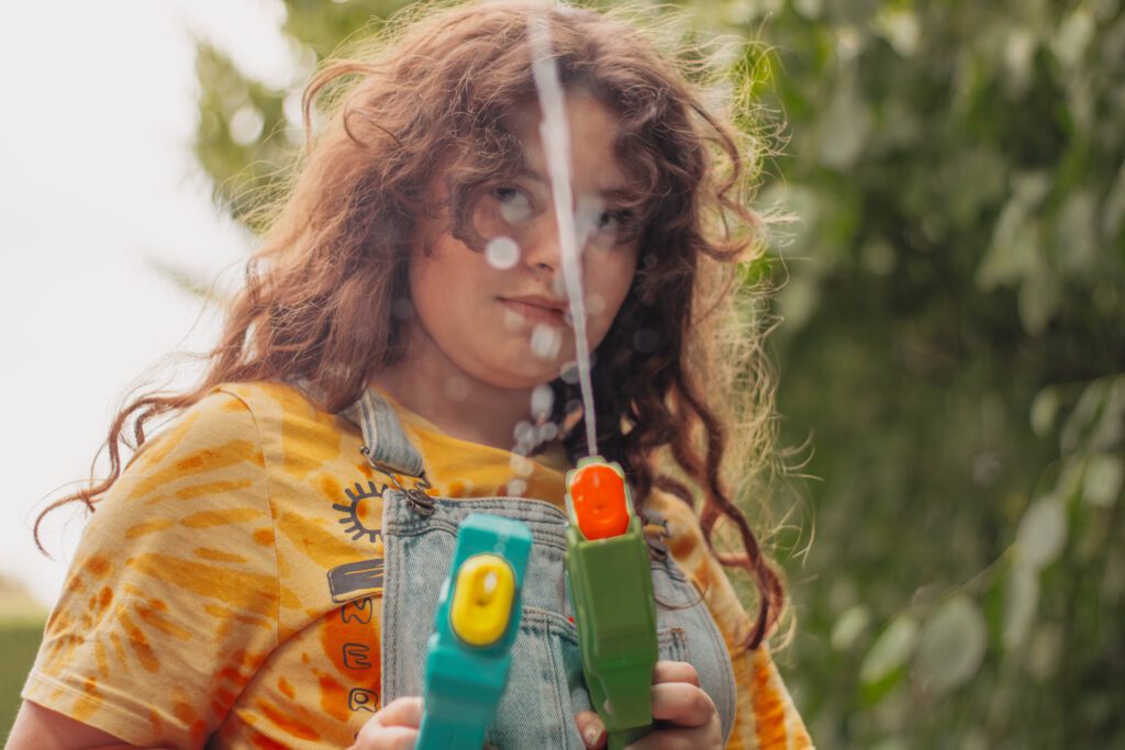 Jouer avec des pistolet a eau- activités d'été 90s à Auxerre