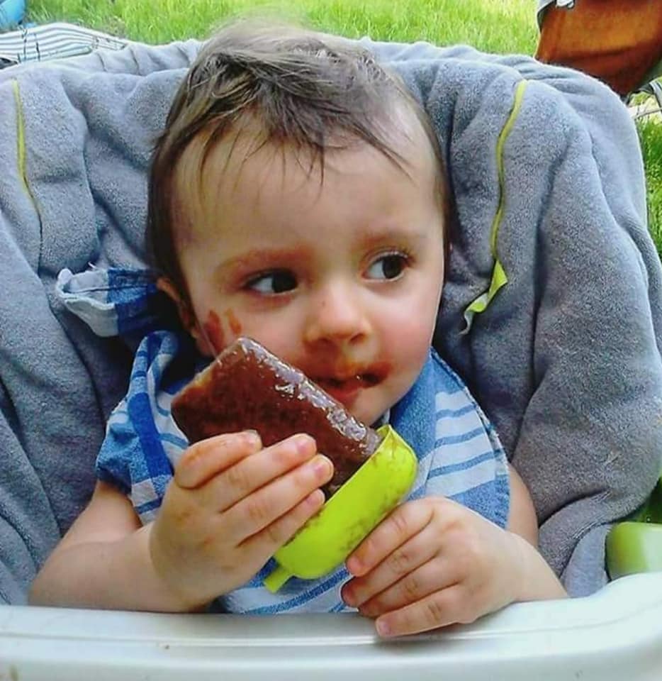 bébé mangeant une glace en été à Auxerre.
