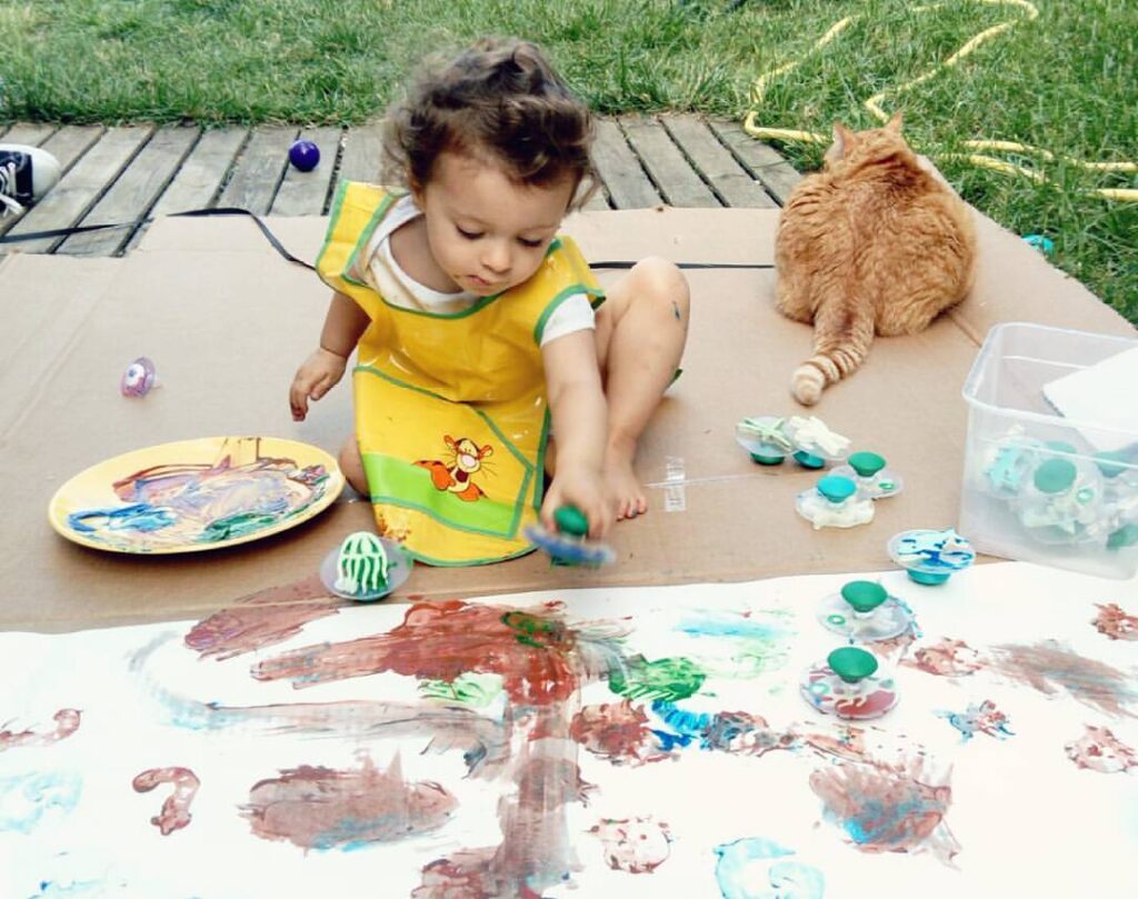 activité d'été, peinture dans le jardin.