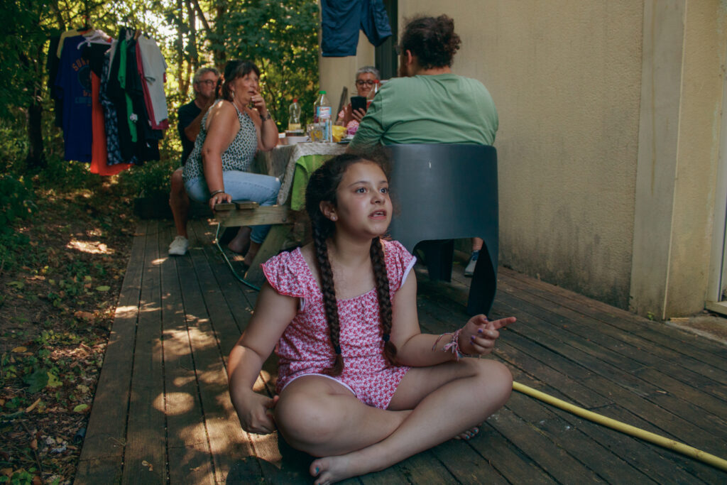 Moment en famille sur la terrasse d’une maison dans l’Yonne, déjeuner à l’ombre pendant une journée estivale près d’Auxerre.