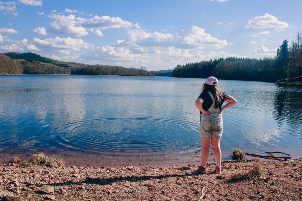 Petite fille admmirant la ville au Lac de Chaumeçon dans le Morvan. Photographe famille.