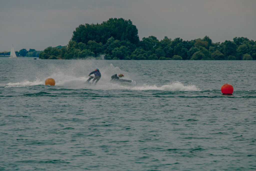 Pratiquant le jetski sur un lac dans l’Yonne, profitant d’une journée estivale près d’Auxerre.
