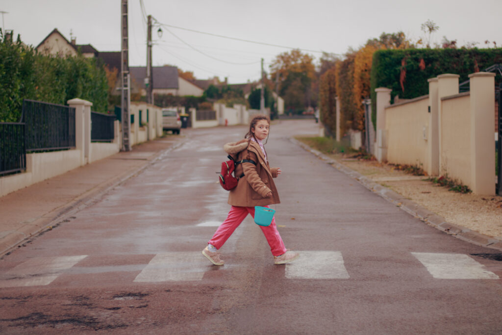 petite fille traversant un passage piéton, séance photo d'halloween, à Auxerre.