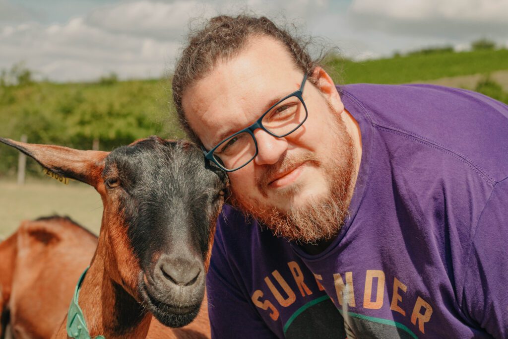 un homme faisant un selfie avec une biquette a saint bris le vineux