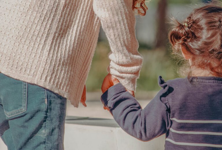 Deux enfants se donnant la main le jour de la rentrée, souvenir précieux parmi les photos de rentrée des classes