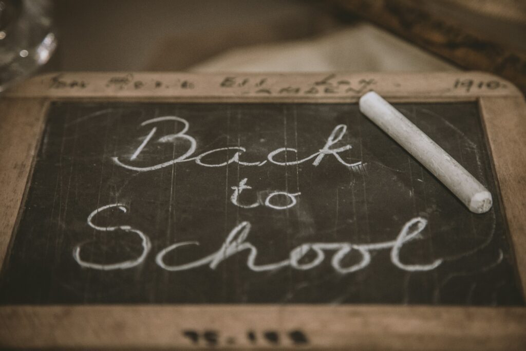 Ardoise avec l’inscription back to school pour illustrer les photos de rentrée des classes