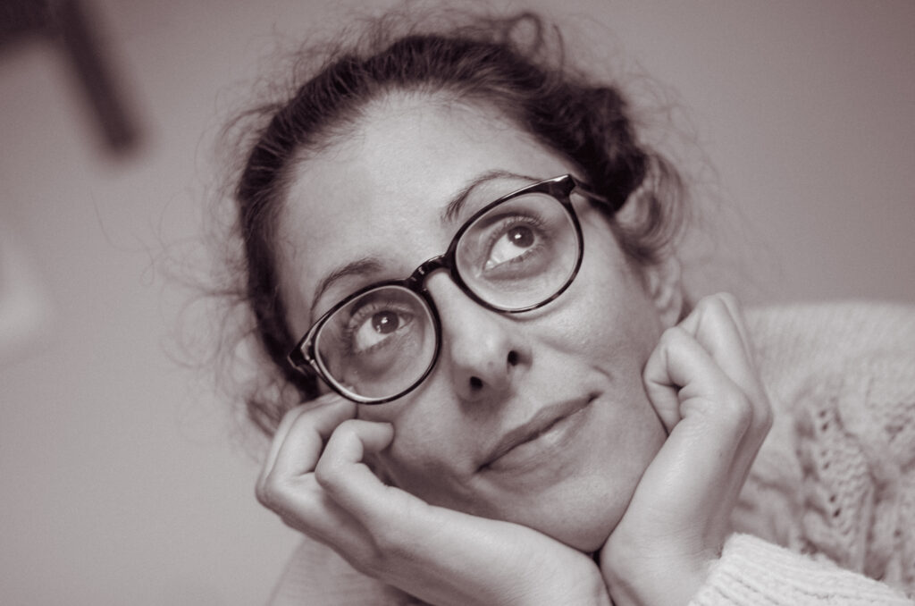 autoportrait-noir-et-blanc-regard-vers-le-haut-acceptation-de-soi.jpg