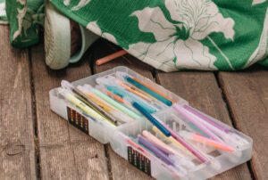 Feutres et crayons de couleur prêts à être utilisés pour créer un carnet de vacances avec son enfant