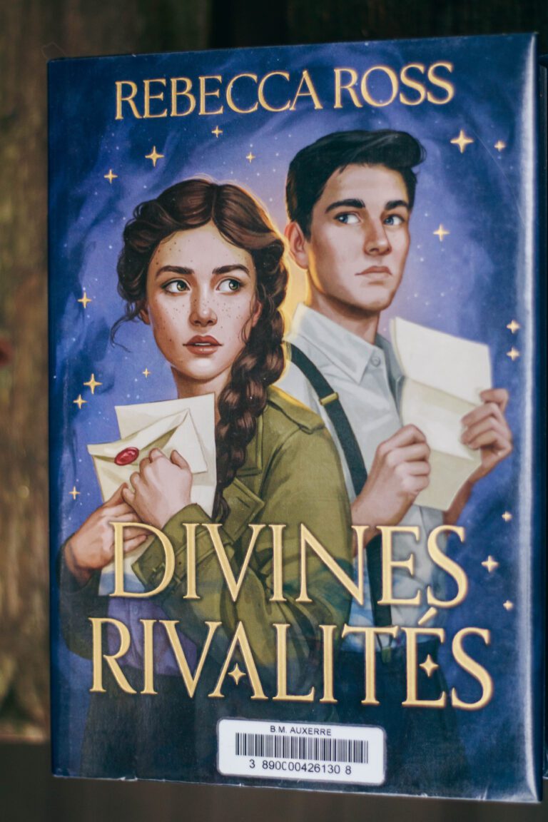 Couverture du roman "Divines rivalités" de Rebecca Ross, fantasy romantasy pleine d’émotions, coups de coeur de l'été 2025.