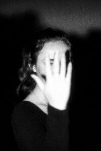 Image symbolique du refus de l’objectif, en lien avec le sentiment “je ne m’aime pas en photo”.