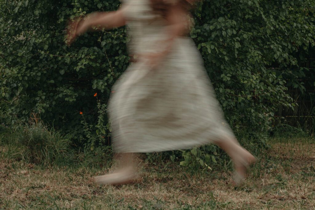 photo-artistique-flou-mouvement-jeune-fille-robe-fleurs.jpg
