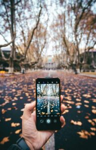 photo d'une personne prenant une photo avec son smartphone.