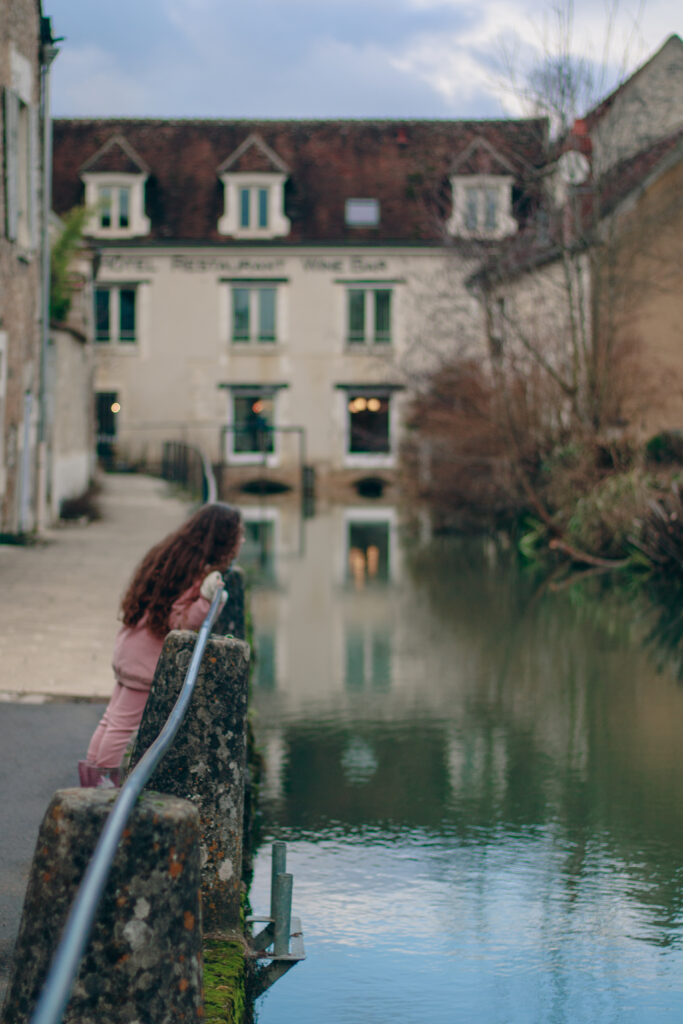 petite fille au bord de l'eau a Chablis lors d'une séance photo hivernale