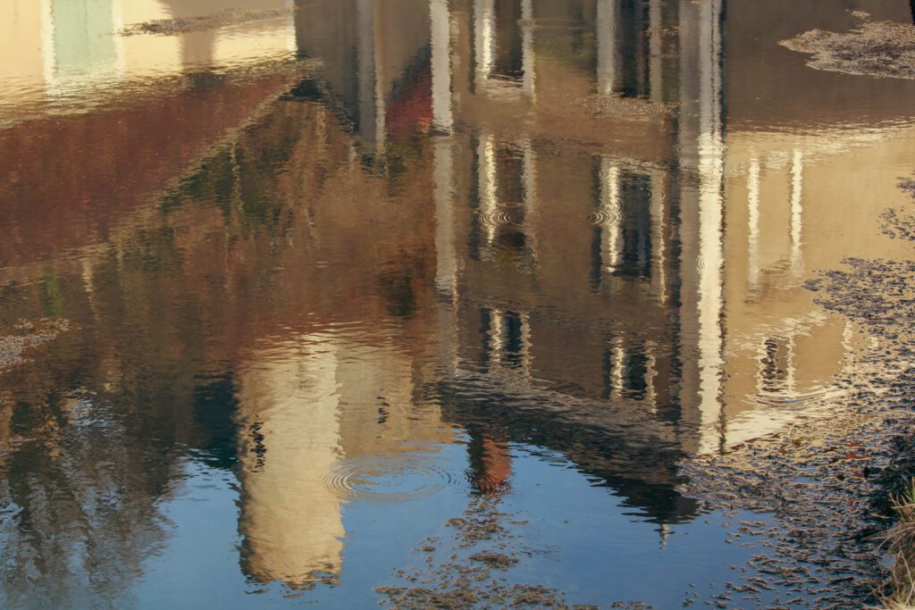 reflets sur l'eau de druyes les belles fontaines