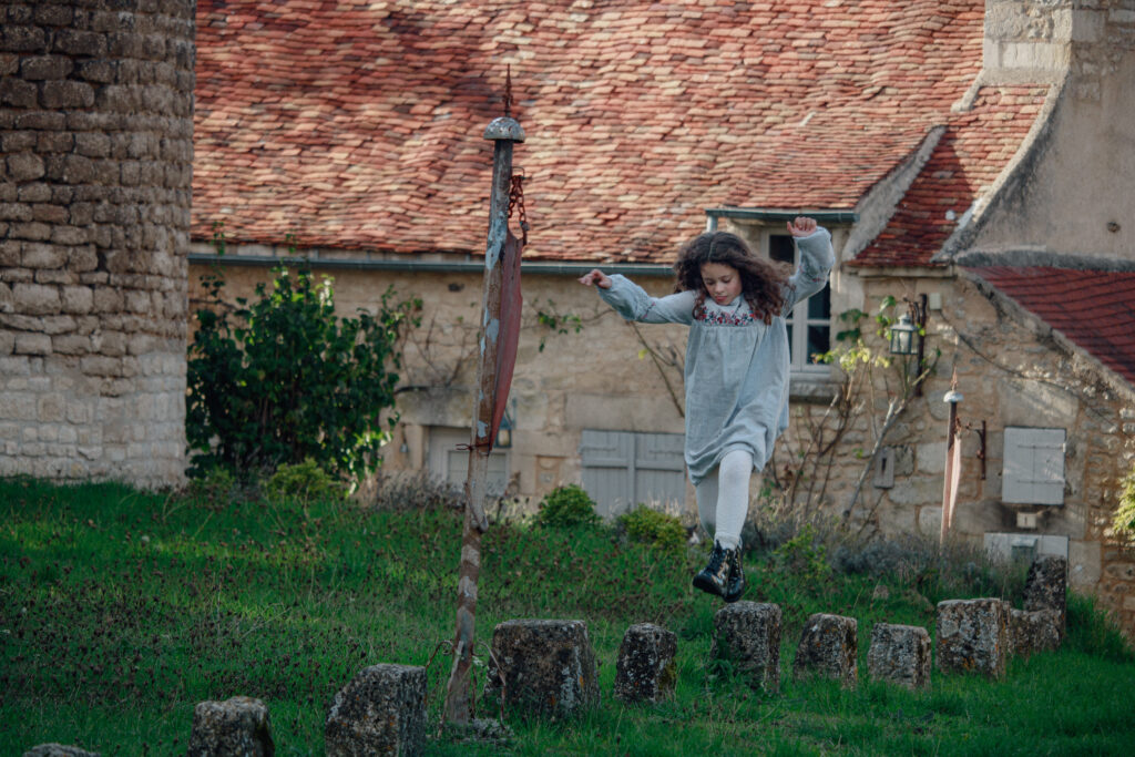 Petites fille a druyes les belles fontaines lors d'une séance photo famille