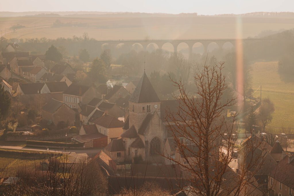Village de Druyes-les-Belles-Fontaines vu de loin, parfait décor pour une séance photo dans l’Yonne.