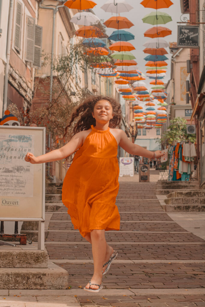 Petite fille dans une jolie ruelle de Joigny une des plus beaux villages de france.