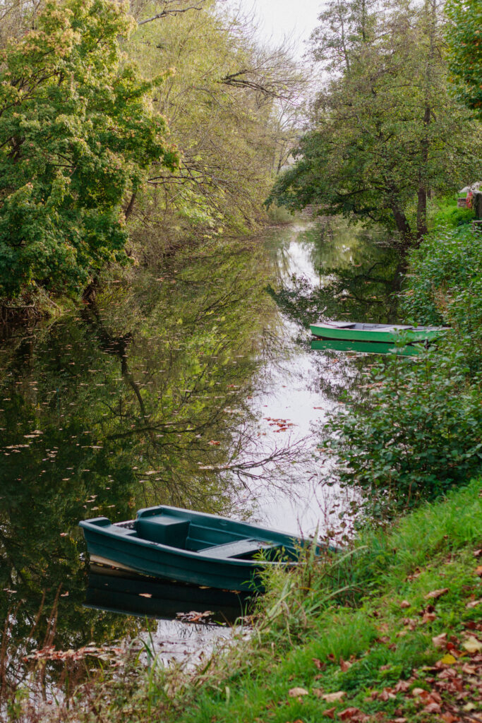 paysage calme de noyer sur sereins danas l'yonne, petite barque sur le serein.