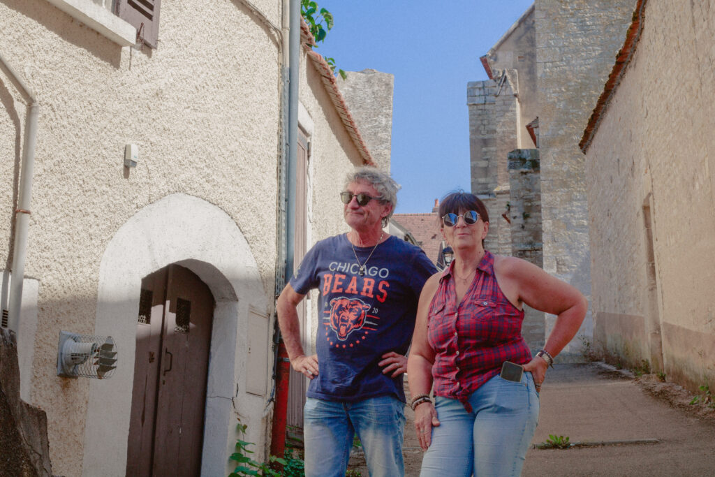 Couple en ete dans une ruelle de vermenton lors d'une séance photo