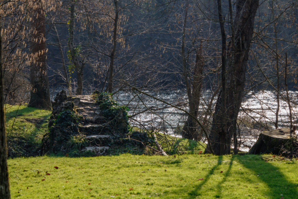 le joli petit pont du parc des iles de Vermenton lors d'une séance photo