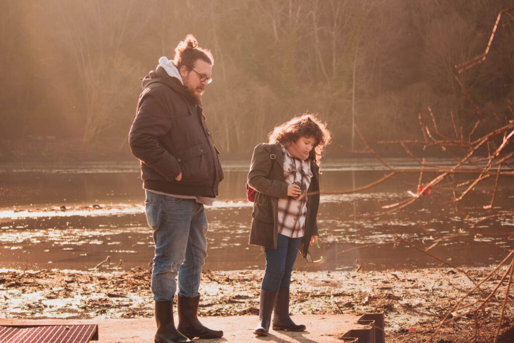 petite fille et son père, près d'auxerre lors d'une séance photo professionelle.