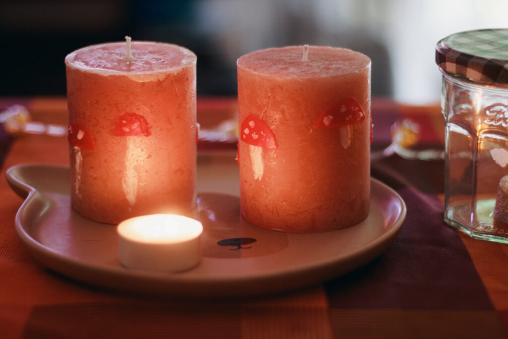 Résultat DIY automne cosy : bougies décorées artisanales prêtes à illuminer la maiso
