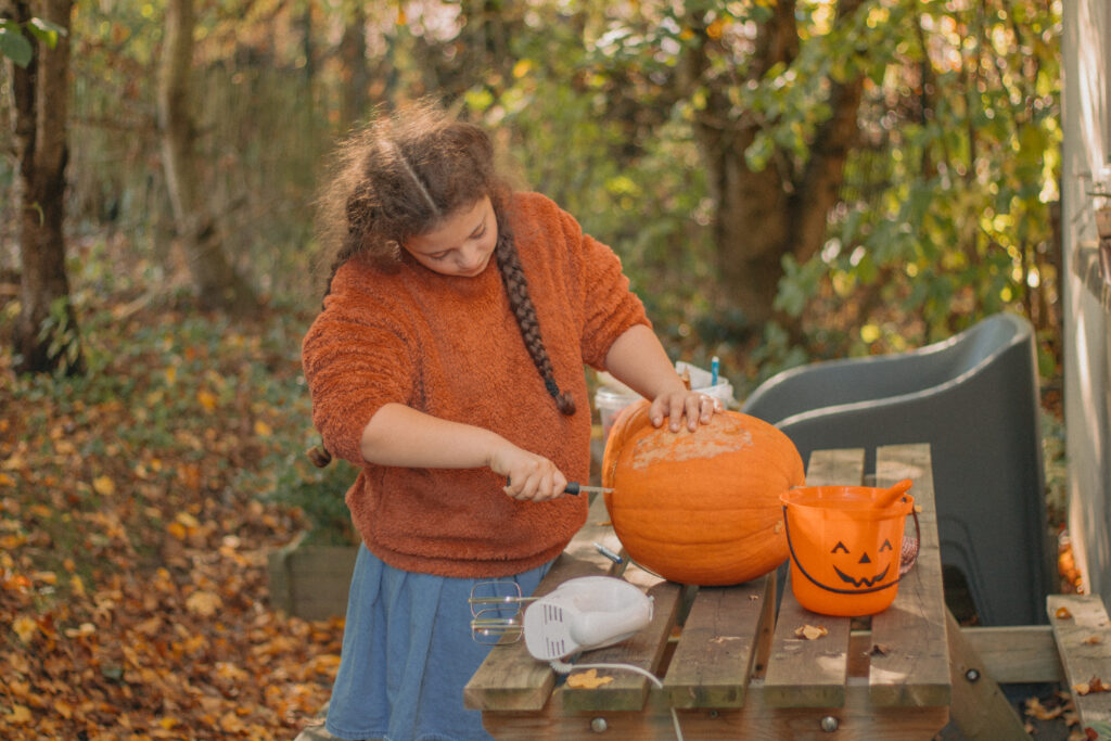 petite fille qui confectionne une citrouille d'halloween dans l'yonne.