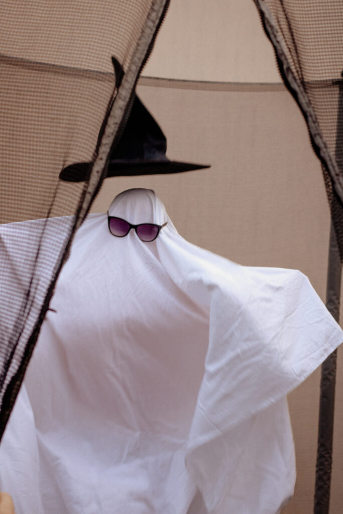 petit fantôme d'Halloween sur un trampoline dans l'yonne.