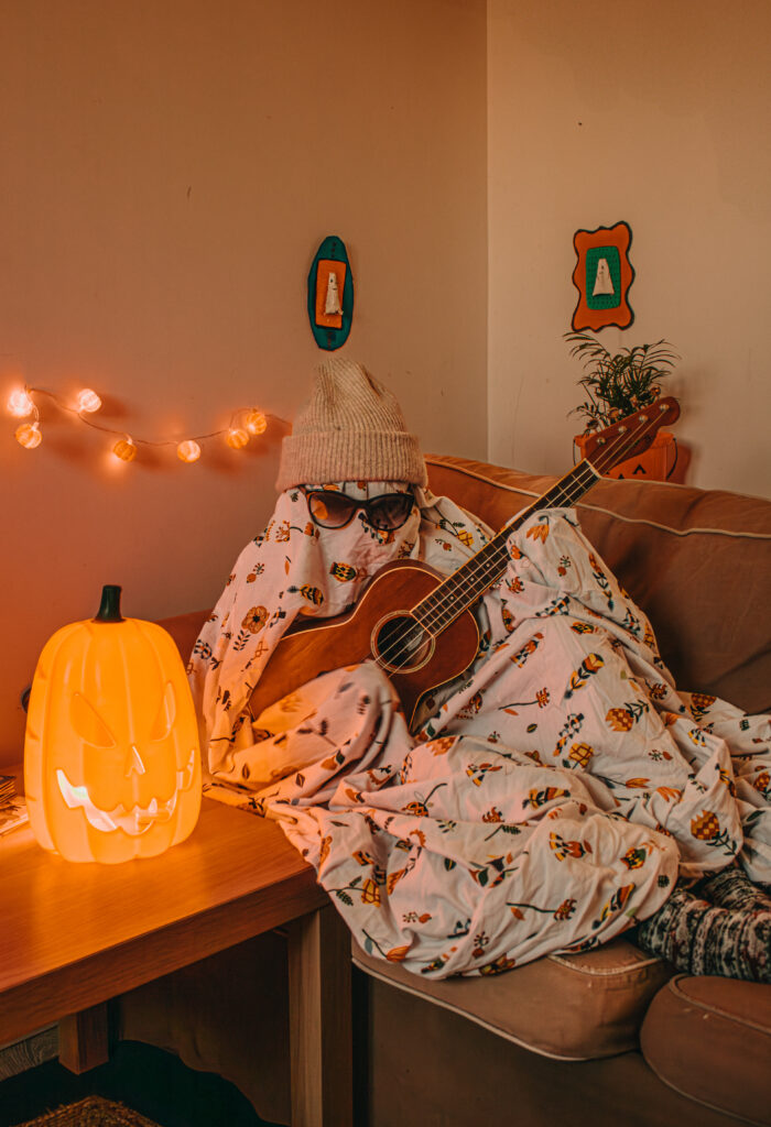 Petite fille déguisée en fantôme pour Halloween.