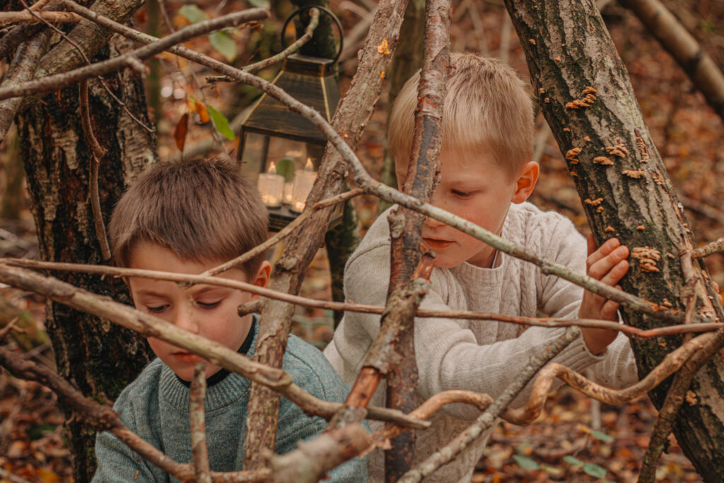 Deux enfants jouent et lancent des feuilles mortes en automne dans l’Yonne