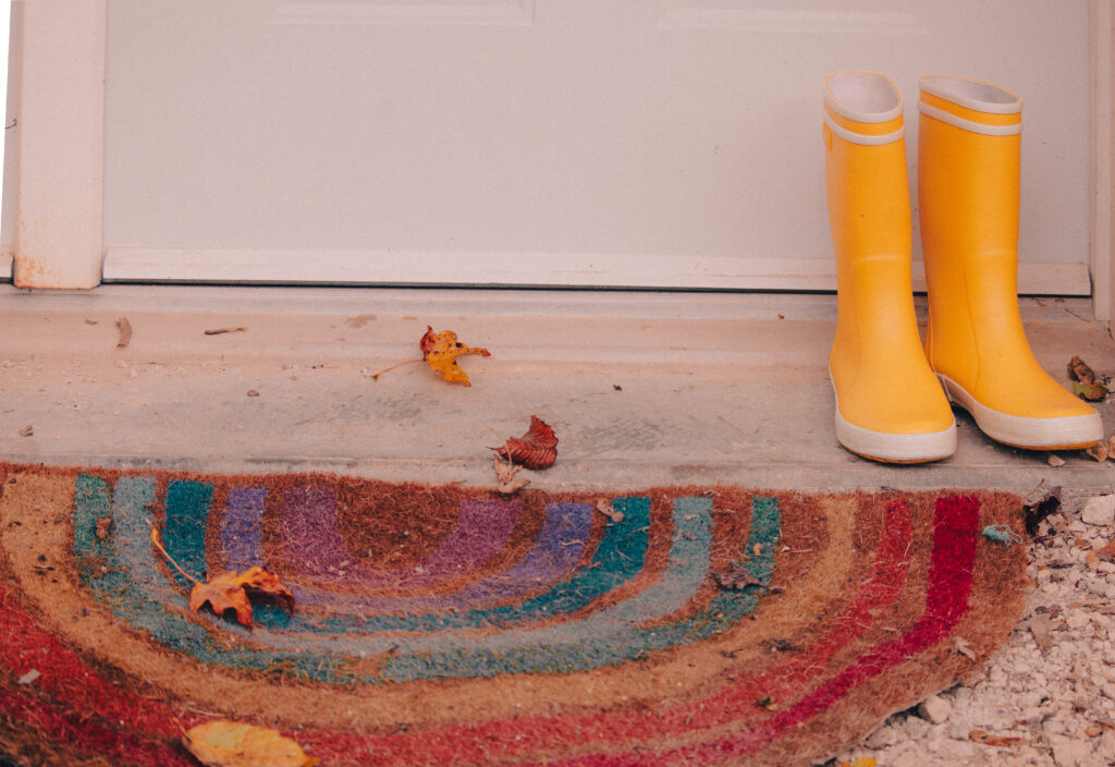 bottes de pluies qui attendent d'être porté pour aller jouer dans les feuilles d'automne.