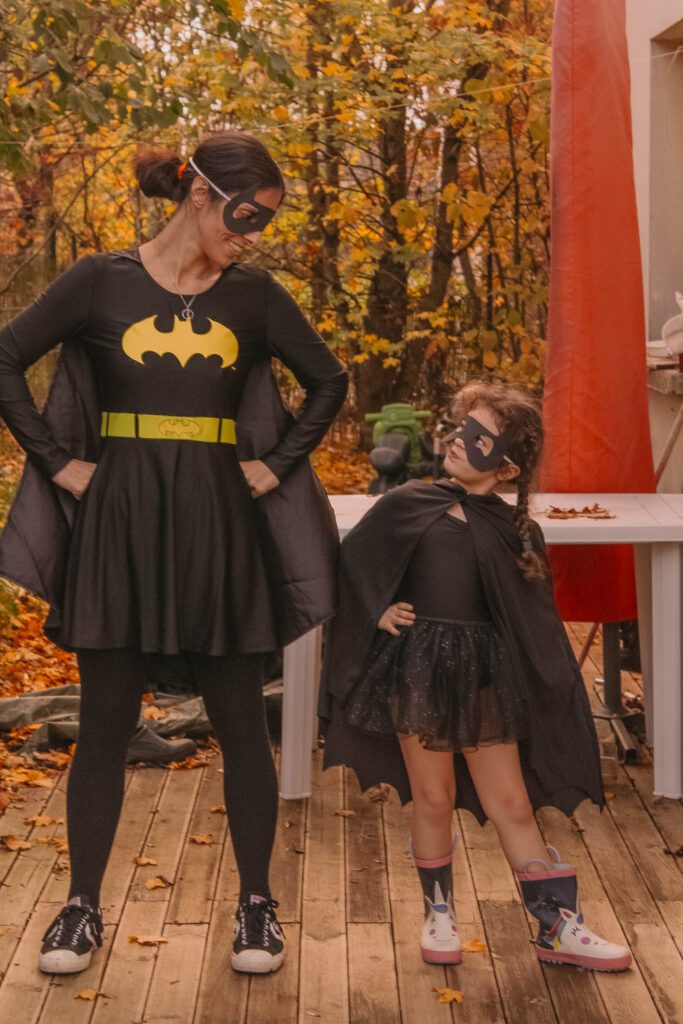 Maman et sa fille en costume d’Halloween, souriantes et complices, dans une ambiance automnale dans l’Yonne