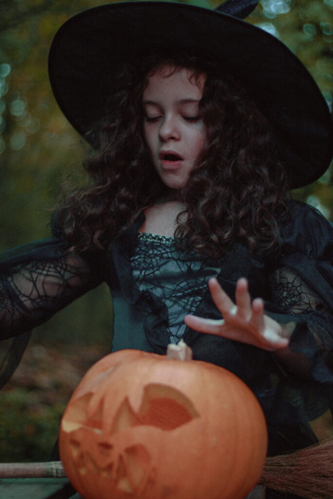 petite sorcière d'halloween à Auxerre dans l'yonne.