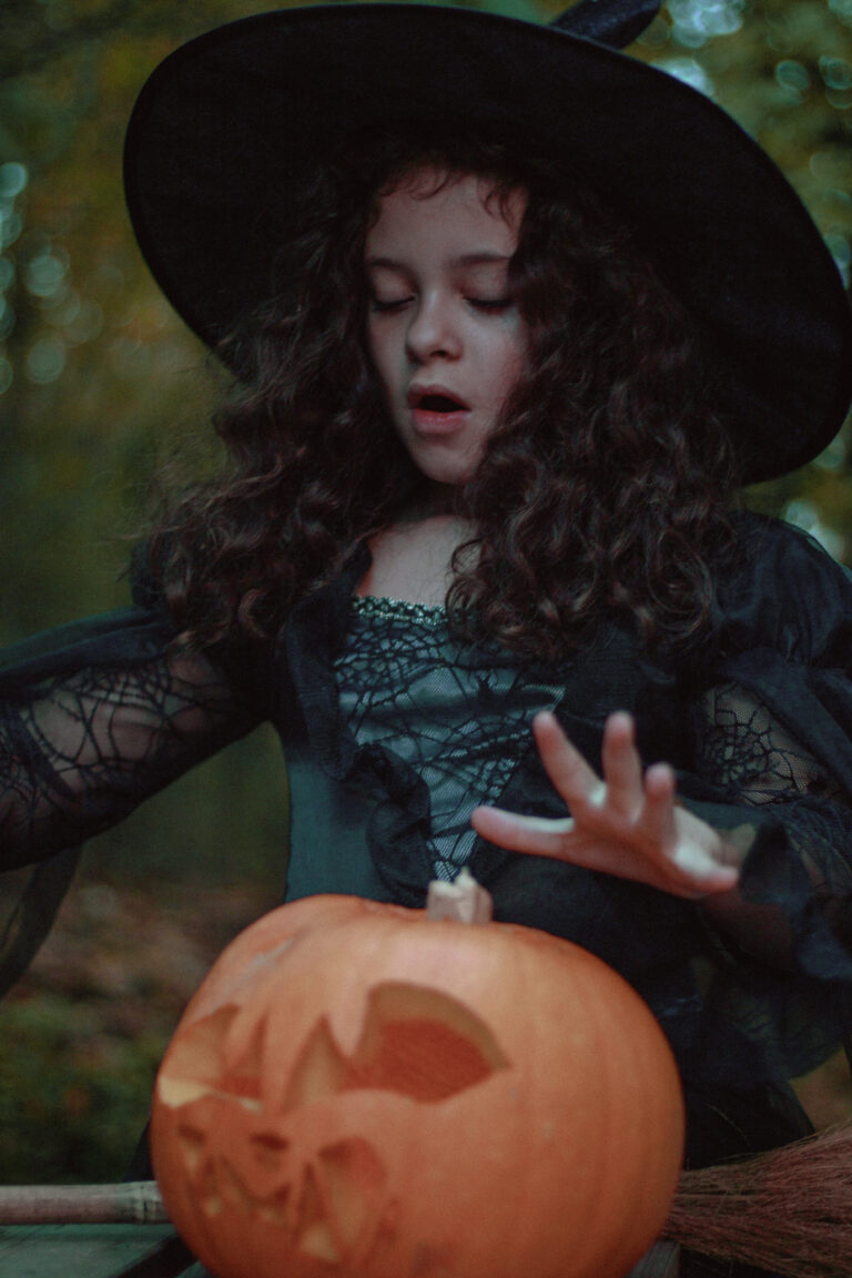 petite sorcière d'halloween à Auxerre dans l'yonne.