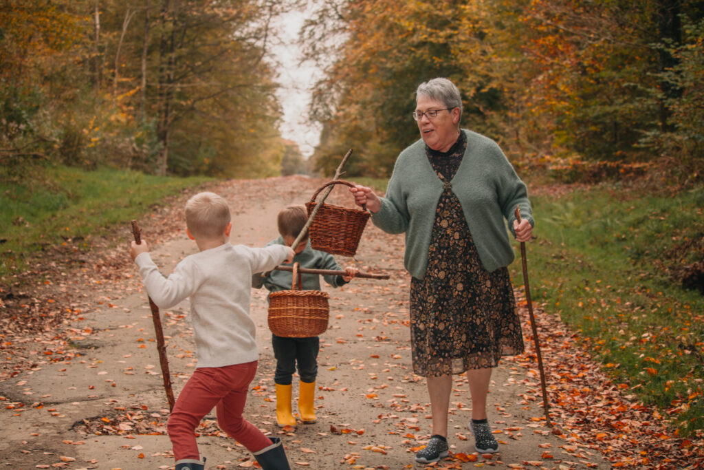 une mamie et ses petits enfants en balade dans la foret de l'yonne en automne.