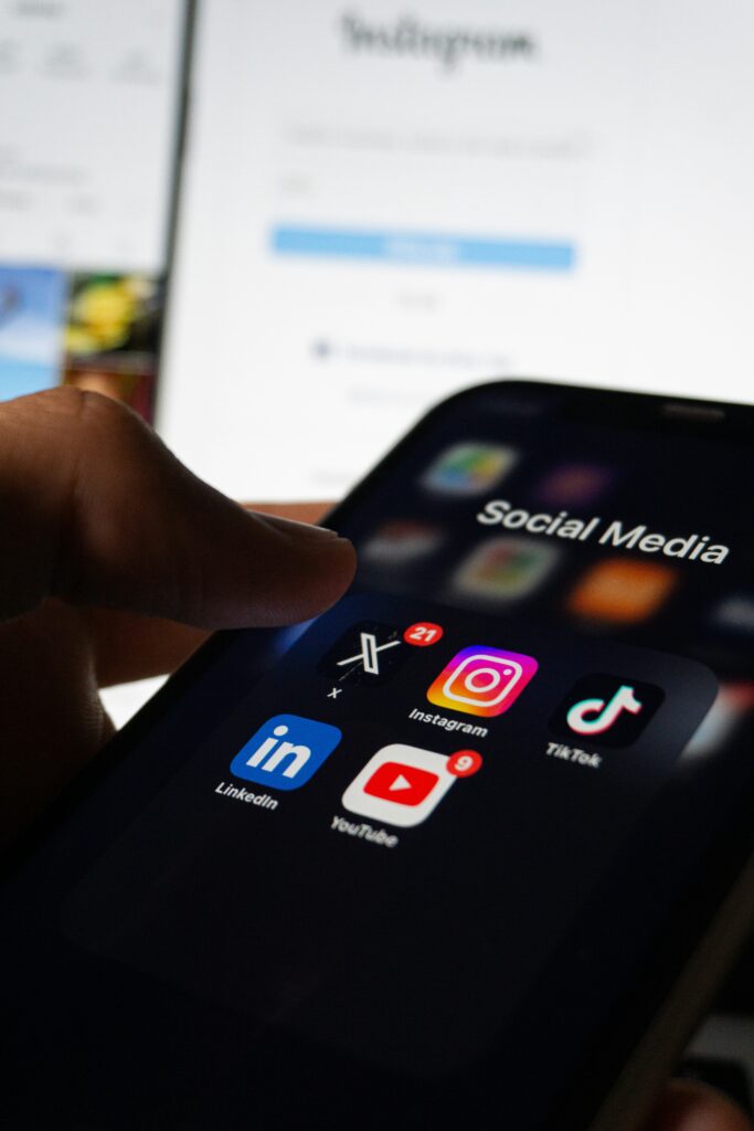 Smartphone affichant des icônes de réseaux sociaux, exemple de diffusion des photos de famille et du respect du droit à l’image.