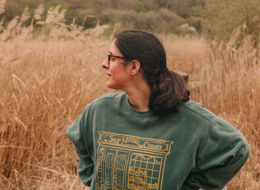 séance photo d'automne dans l'yonne, jeune femme avec son sweatshirt préféré.