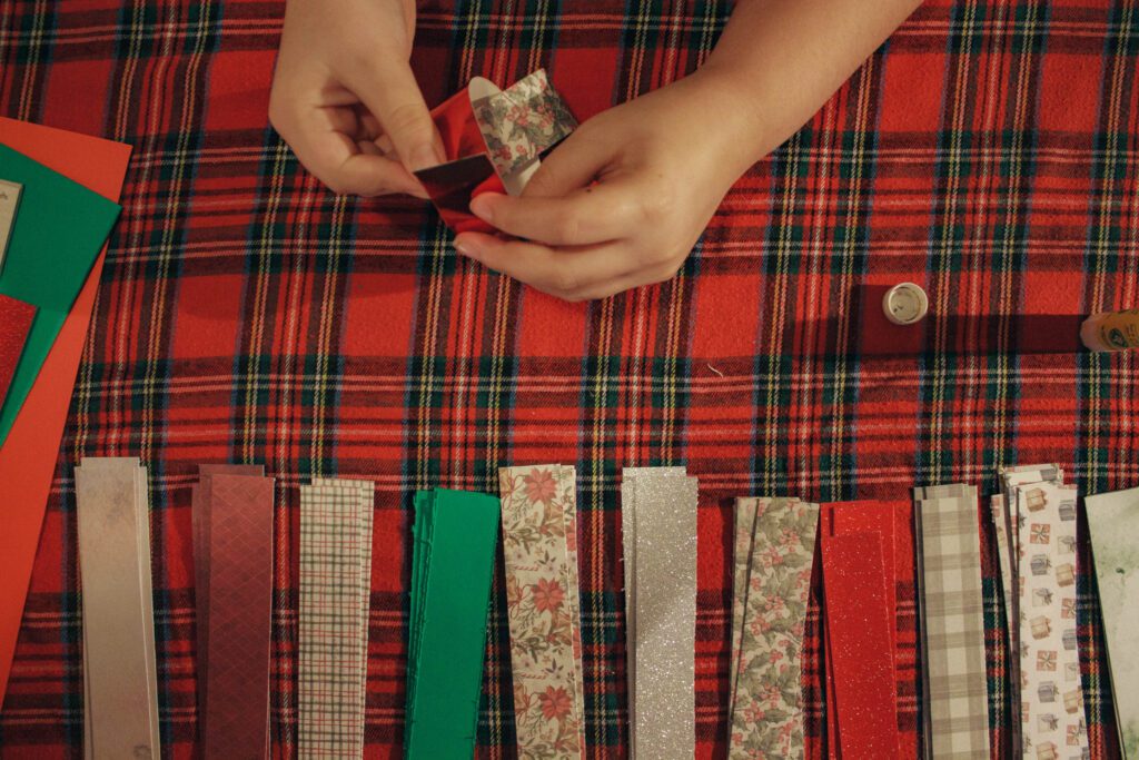 Assembler les maillons pour que la guirlande de Noël en papier prenne forme, étape après étape.