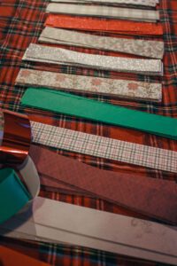 Découper des bandes de papier vintage et colorée.