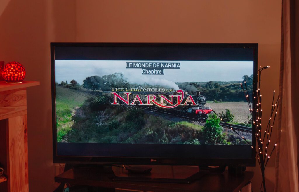 Ambiance cosy de Noël avec un écran où apparaît le film Le monde de Narnia