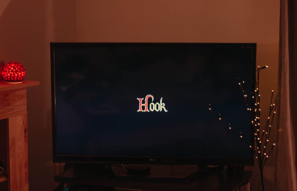 Ambiance cosy de Noël avec un écran où apparaît le film Hook