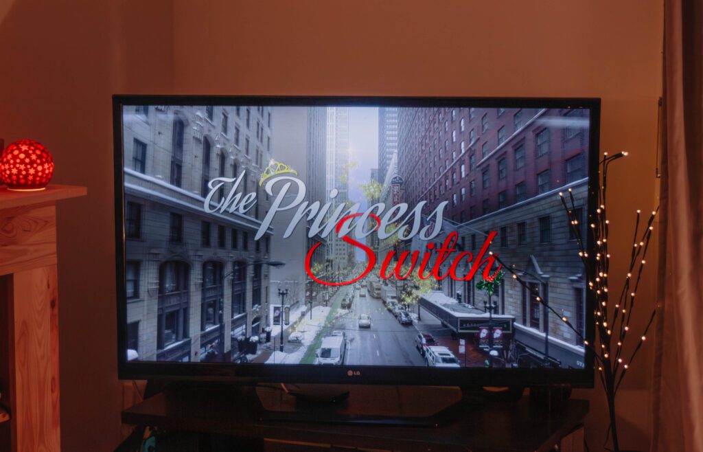 Ambiance cosy de Noël avec un écran où apparaît le film La princesse de Chicago