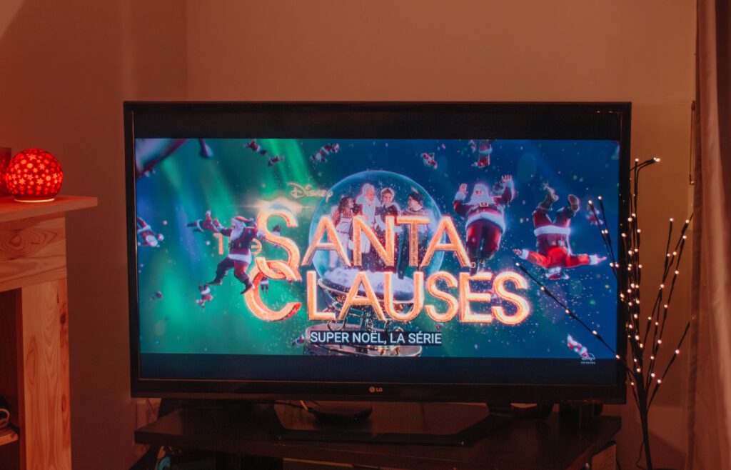 Ambiance cosy de Noël avec un écran où apparaît la série Super Noel