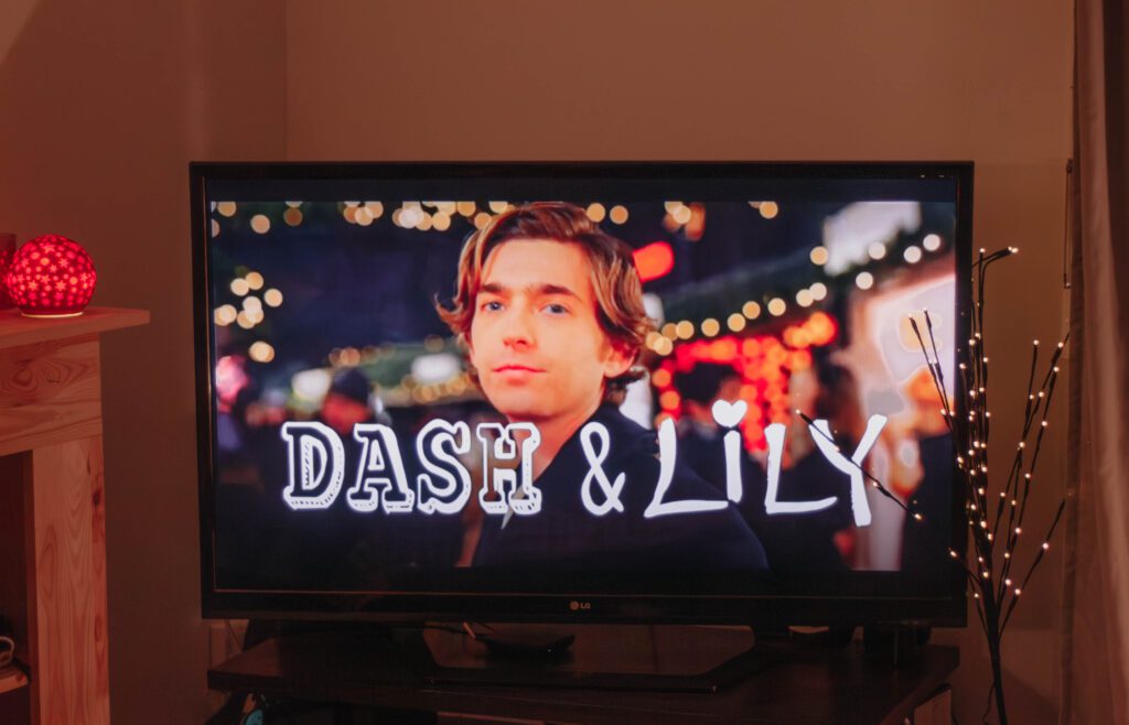 Ambiance cosy de Noël avec un écran où apparaît la série Dash et Lilly