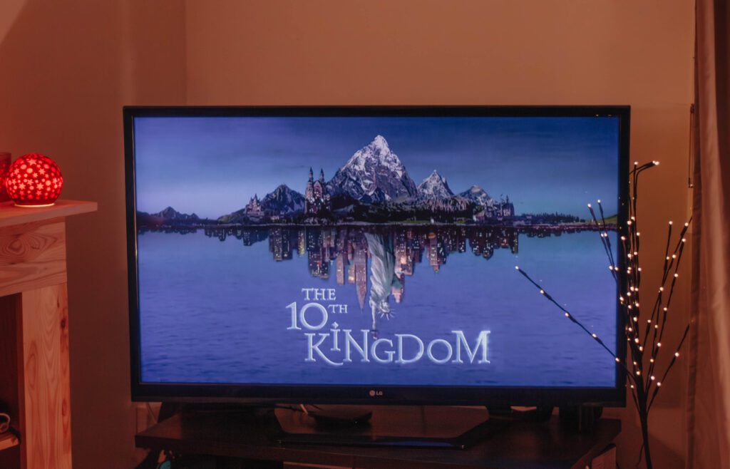 Ambiance cosy de Noël avec un écran où apparaît la mini série Le dixième Royaume.