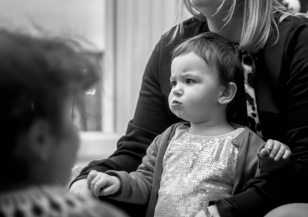 Portrait en noir et blanc d’un enfant faisant la moue lors d’une séance photo de famille à Auxerre, style naturel et cinématique