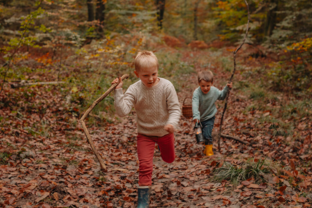 Deux enfants en mouvement pendant une séance photo de famille à Auxerre, lumière naturelle, ambiance cinématique