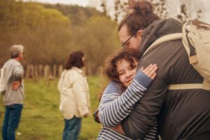 Petite fille en train de faire un câlin à son père, lumière douce et naturelle, séance photo de famille à Auxerre